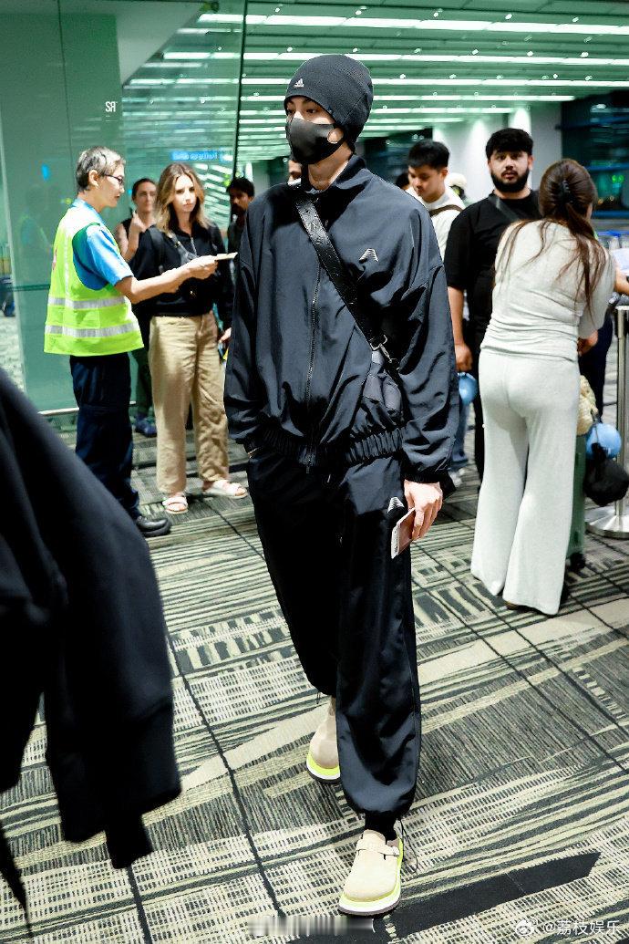 王鹤棣气场出鞘出发奔赴热爱！王鹤棣气场出鞘，利落有型，满屏都是少年意气