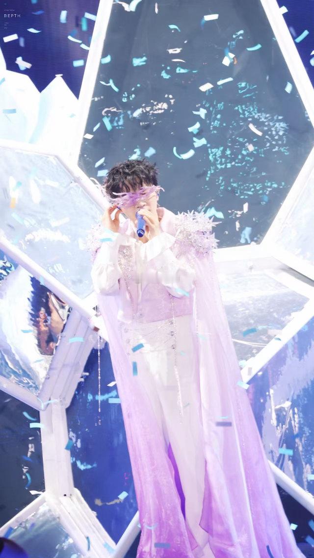 风一吹周深仙气就藏不住了周深的披风连夜缝了扣子 连夜缝扣子这个细节被粉丝发现之后