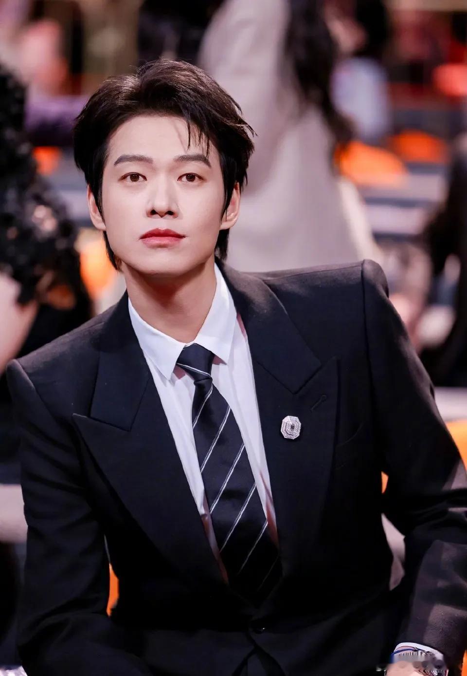 魏大勋和刘昊然不也去微博之夜了吗？咋一点讨论度都没有呢？说巧也巧，魏大勋抽着的礼