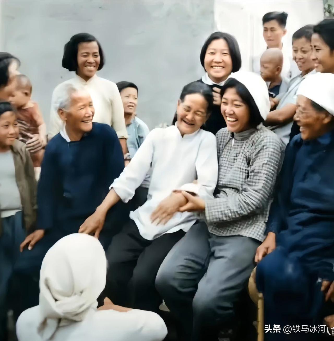 🍁看看毛泽东时代的干部……戴白头巾的年轻女子，是原河北省委书记、全国著名劳动模