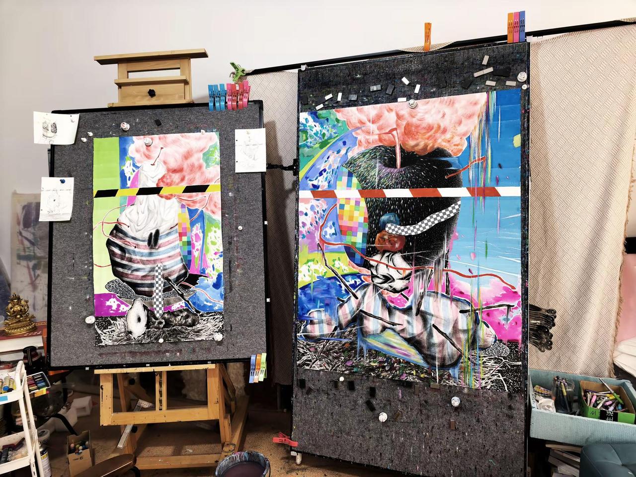 工作室，两件作品，纸本综合。艺术 绘画 艺术家 当代绘画