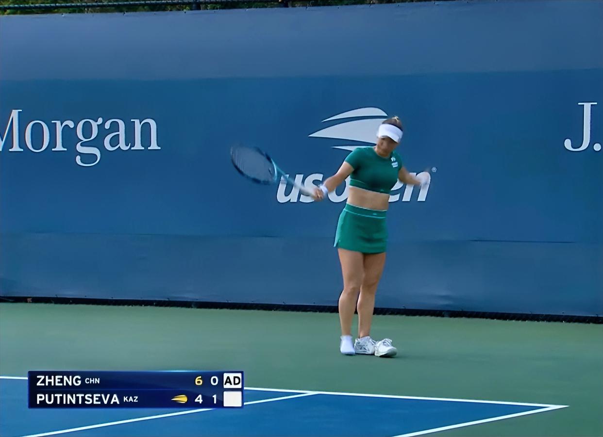 普丁塞娃：文呀，这盘外招在你这啥不管用呢
郑钦文：大表姐，请继续你的表演，我爱看