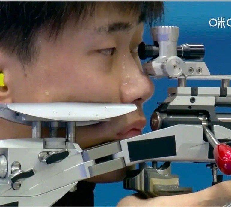 刘宇坤男子50米步枪三姿金牌，第10金！运动员太辛苦了，满头大汗～ ​​​