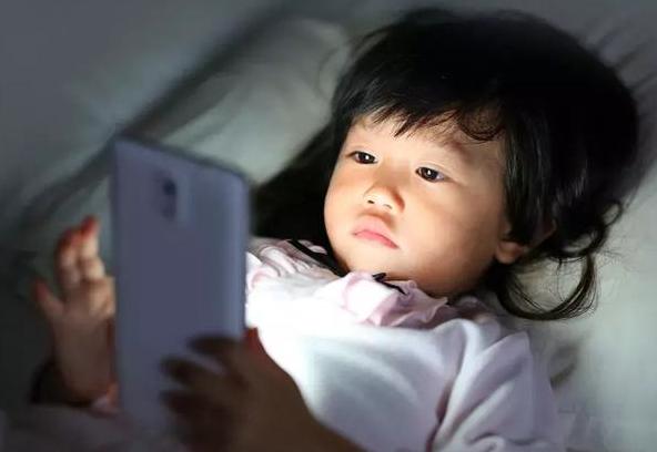 不用恐吓。可以让孩子放下手机！

千万别让孩子再这样玩手机了！家长们，我们真的错