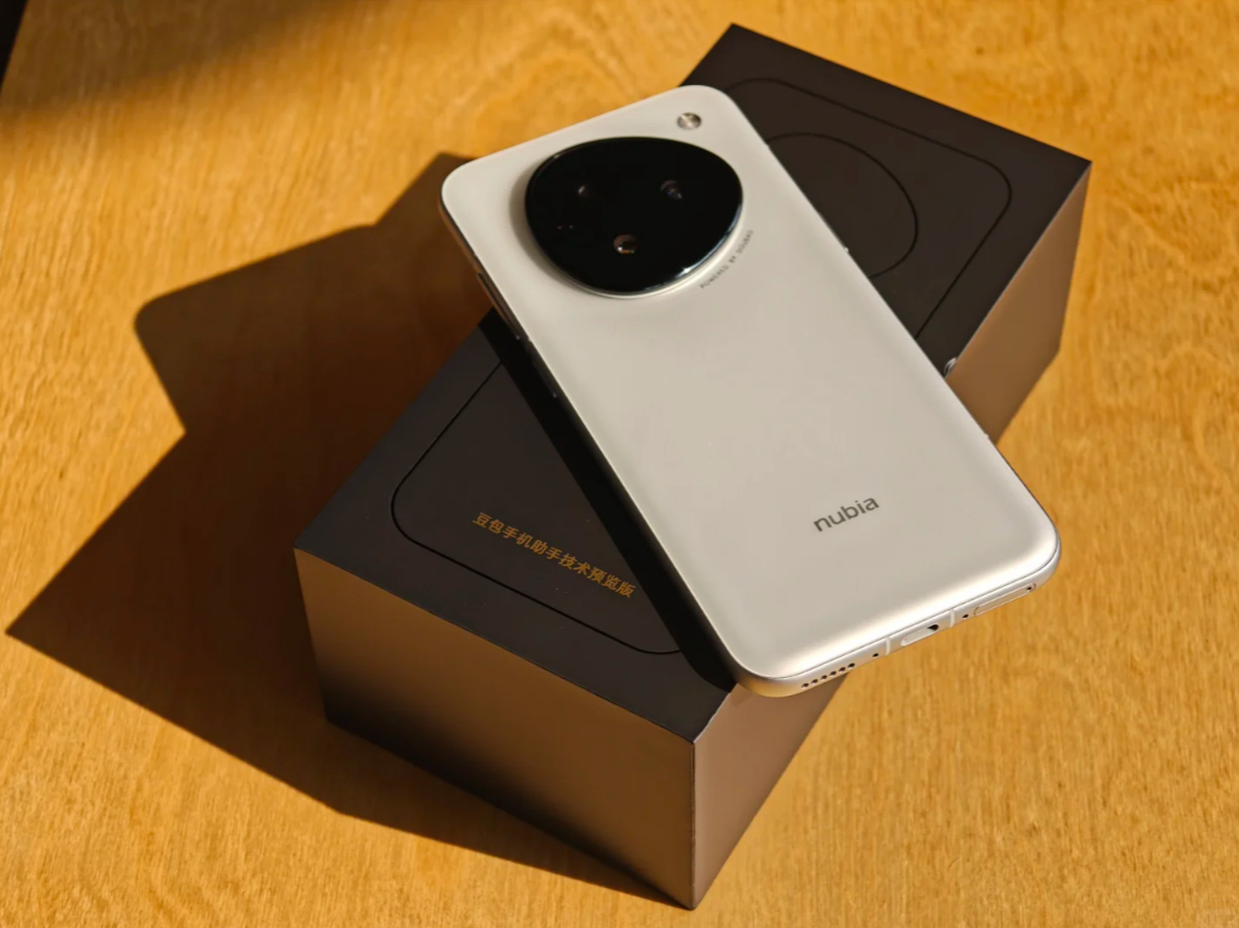 豆包AI手机为啥会被行业抵制？这几天豆包AI手机还挺火的，你只需要发出语音指令，