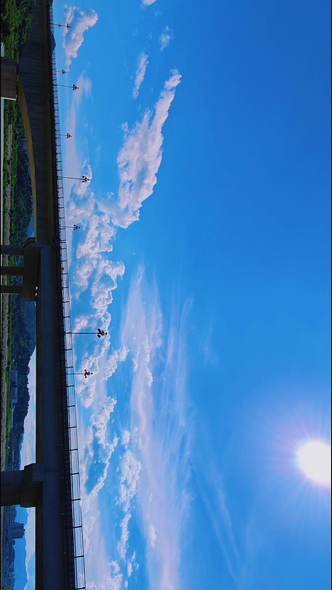 山城石门，杨岭岗三桥，被蓝天白云温柔包裹的瞬间，每一帧都像电影里走出的画面。
