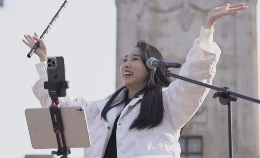 “国民闺女”笛声引万人追
中国歌剧舞剧院的青年演奏家孙楚泊，被大爷大妈们称作“国