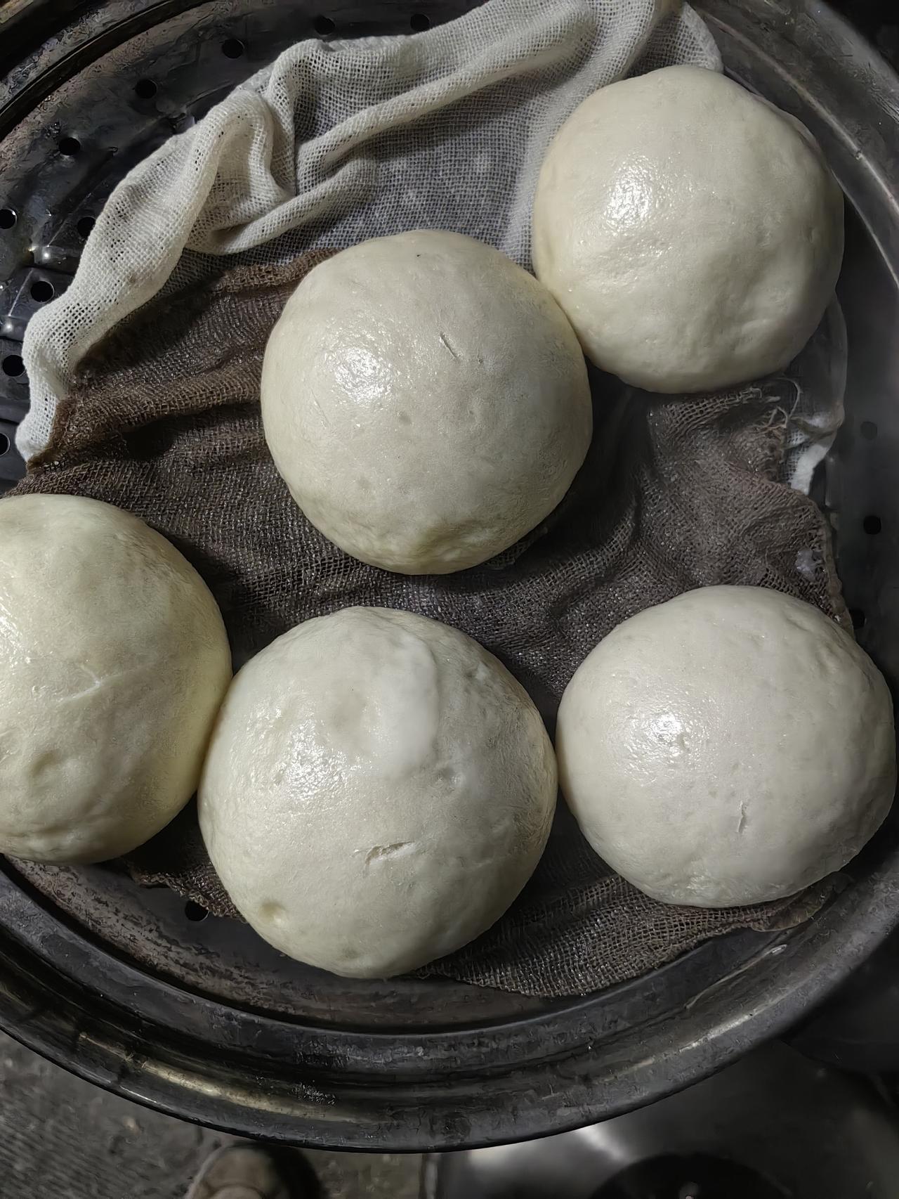 吃馒头，其实怕几个东西，首先就是做馒头的面粉里的添加剂。这东西一直存在。这次说是