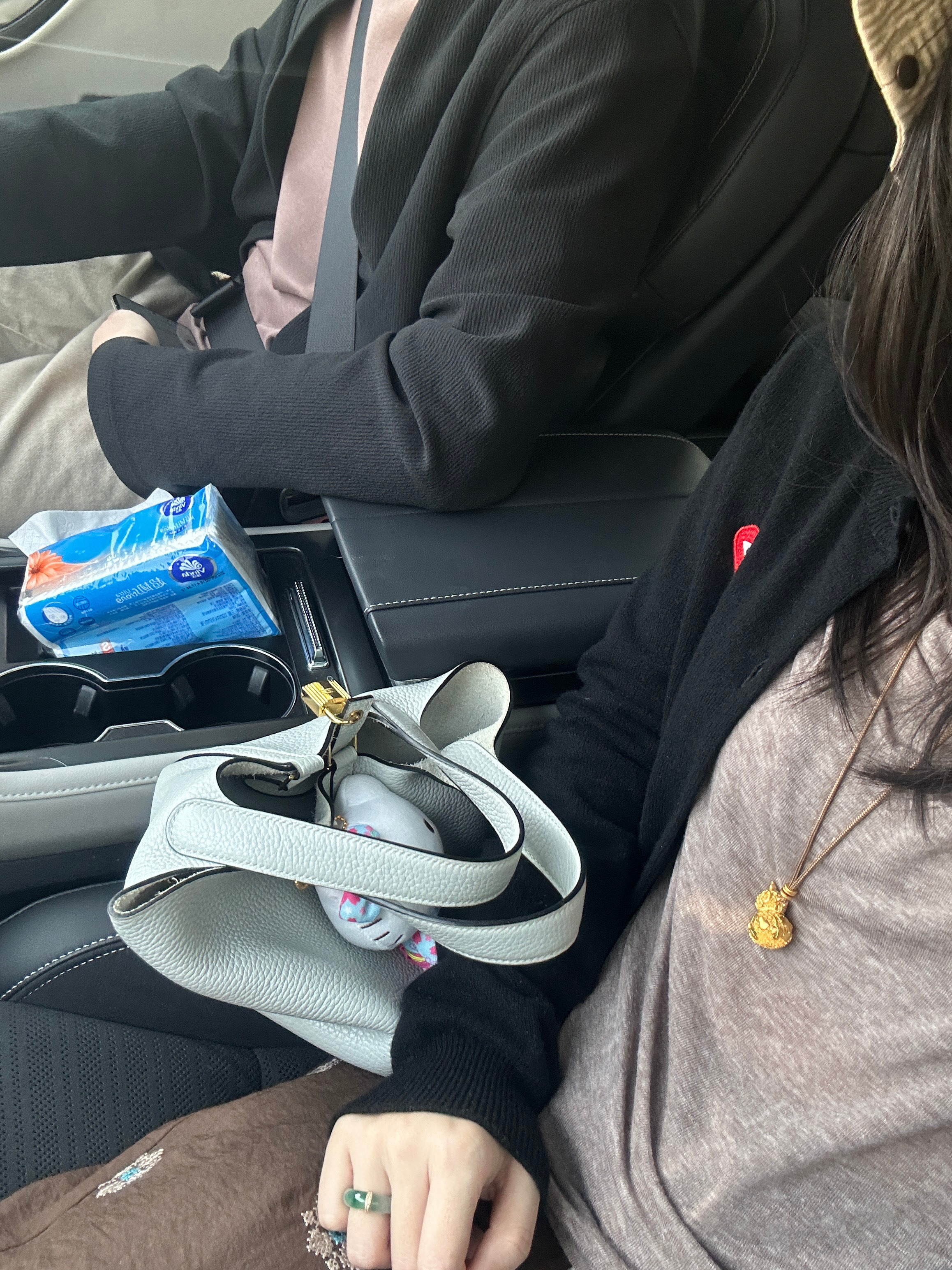 一睡醒就很冲动的想去shopping五分钟火速出门，我俩随便套的衣服居然一模一样