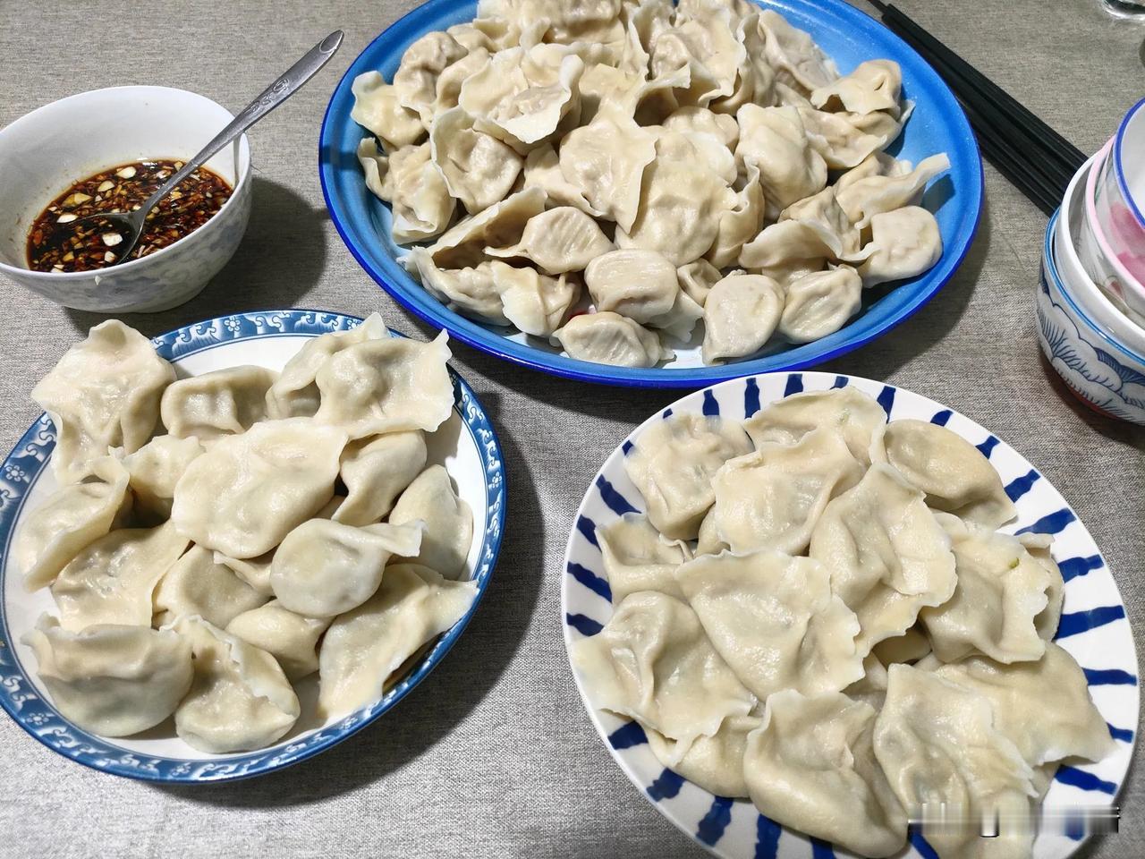 好饭不怕晚，吃饺子。

大儿子昨天说吃饺子，今天给安排上。有爱吃酸菜馅的，还有爱