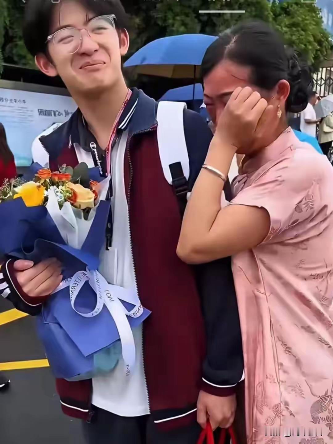 泪目！1米85少年，716分考上清华。可这张录取通知书背后，没有父母铺路，只有小