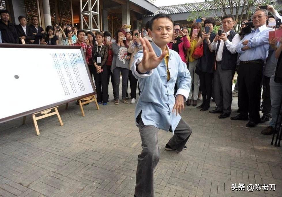 你印象中的马云是不是永远在演讲、谈战略、指点江山？其实这大佬私下里，是一个“文艺