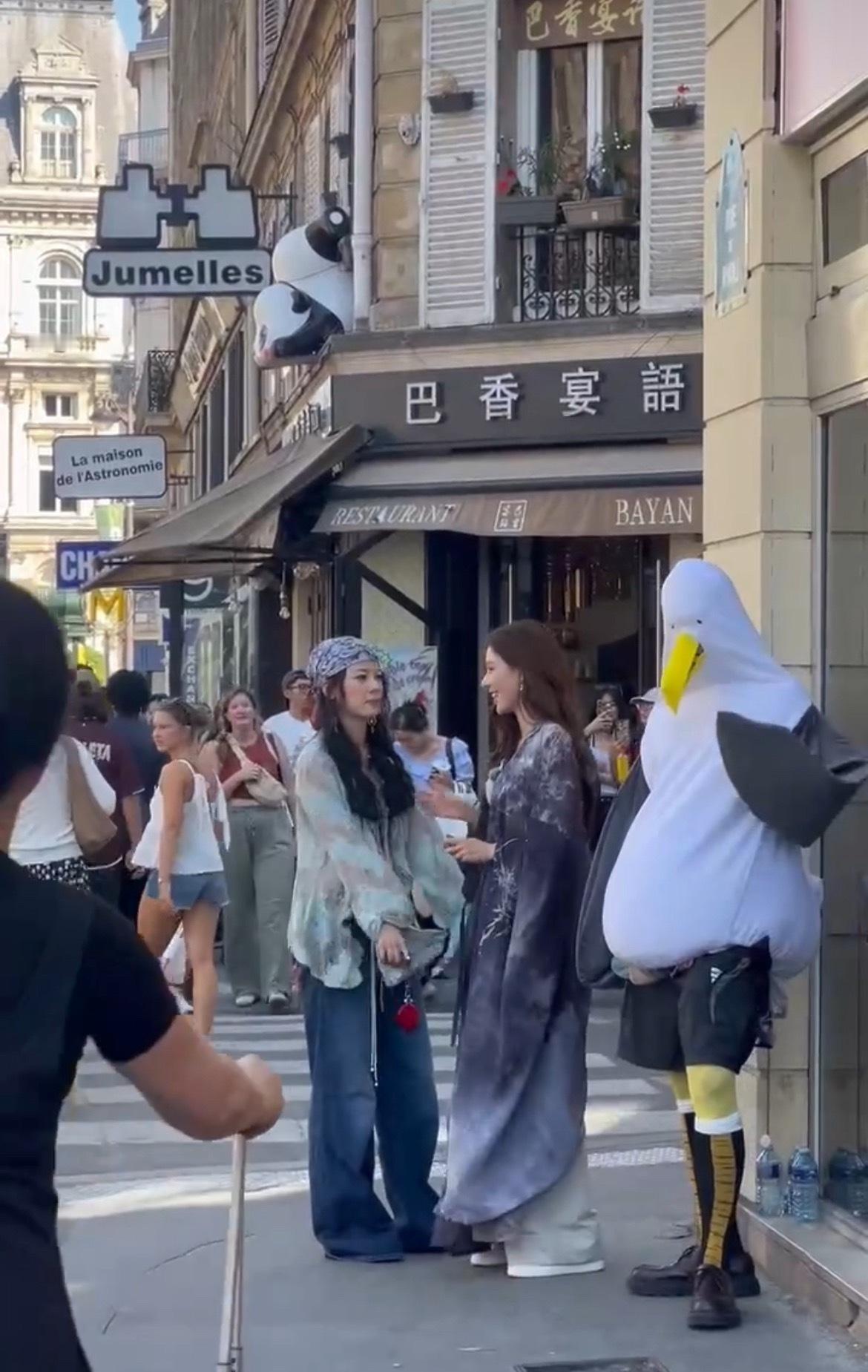 你告诉我巴黎街头站着的这只鸟是颜安 主包还是太敬业了 颜安｜ ​​​