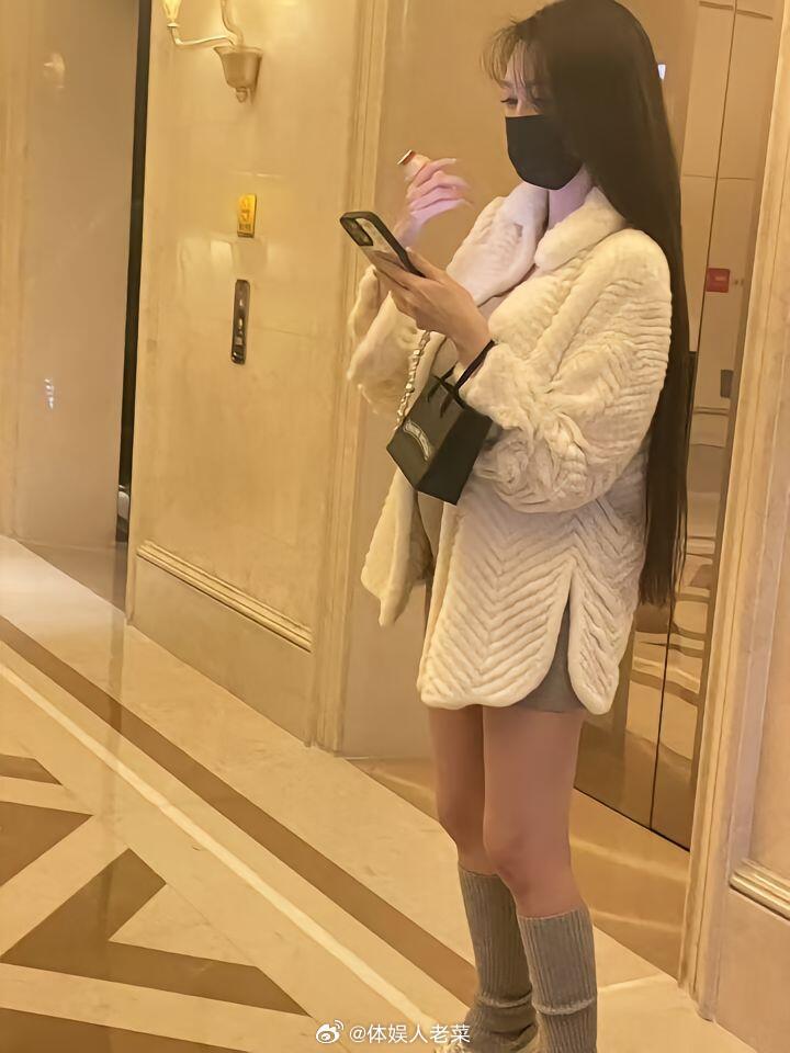 叶珂孕肚  叶珂孕肚  叶珂现身某酒店被偶遇，穿着打扮仍然时尚，孕肚十分明显，还