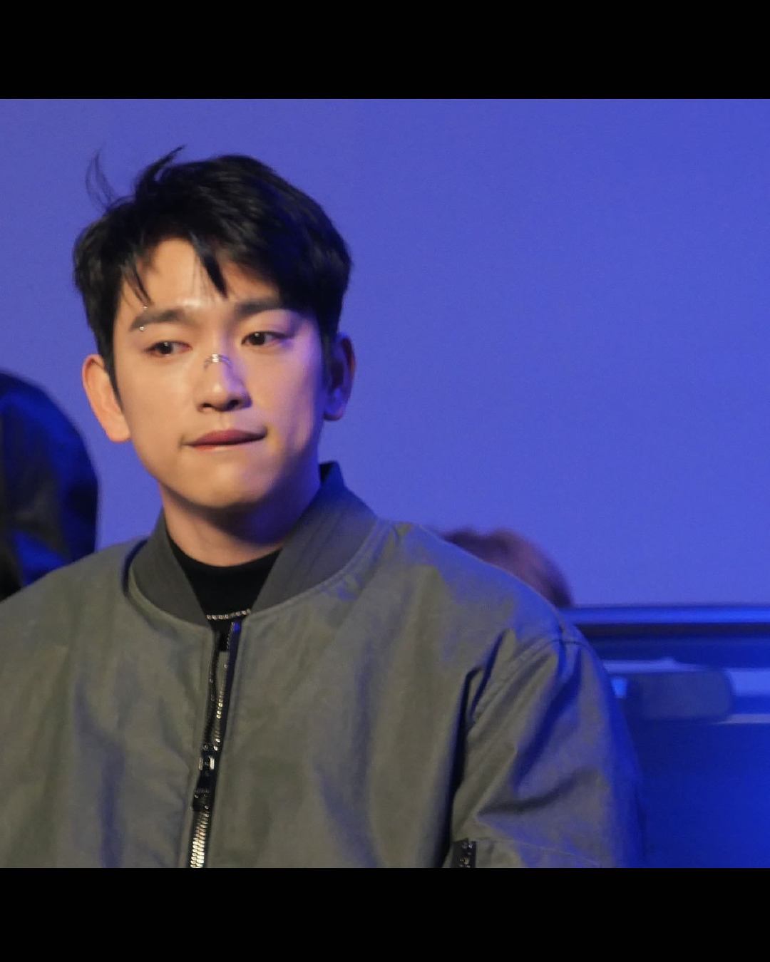 朴珍荣更新 Ins 啦，其中最后一张照片简直太有氛围感了，那种独特的感觉真的让人