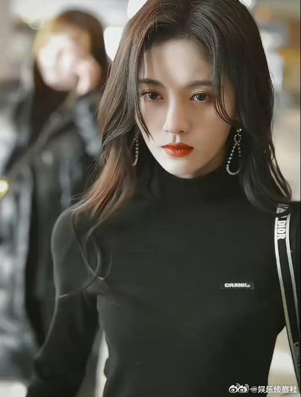 鞠婧祎女总裁上班路透既视感🈶，墨镜一戴谁也不爱～