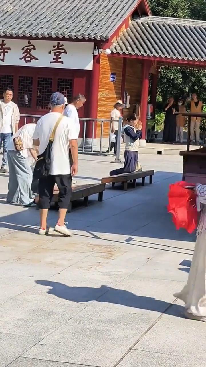 别动。