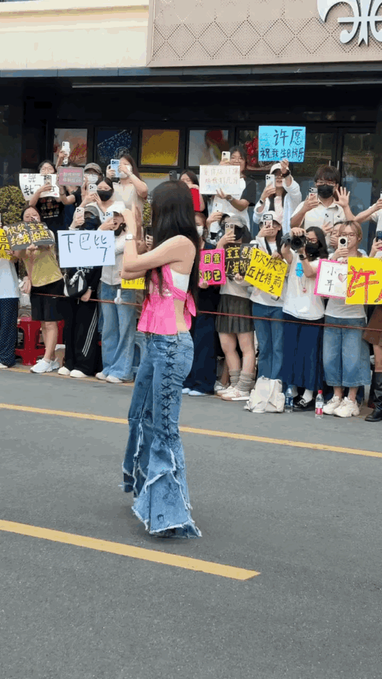 虞书欣的穿搭争议真的每次都能吵上热搜，

前阵子那套被全网吐槽暴露的连体衣，我一