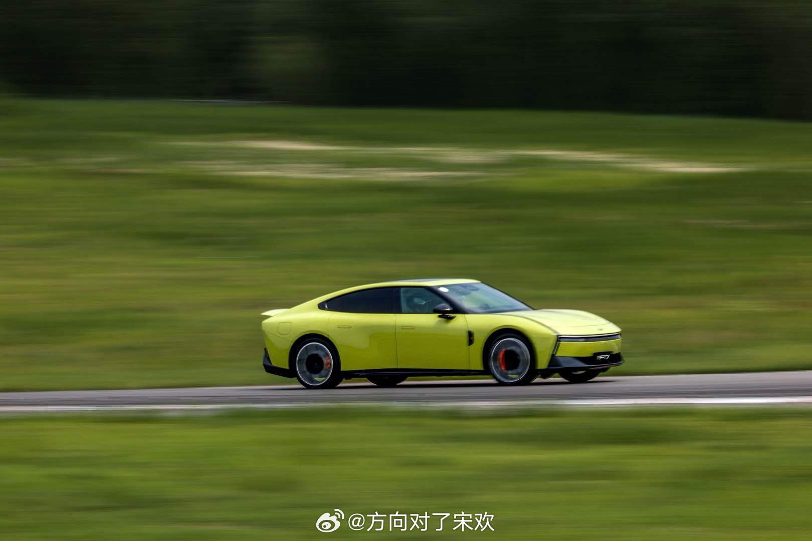 小鹏P7成易车金港赛道50万以内最速轿车小鹏P7赛道圈速超百万性能车1分07秒2