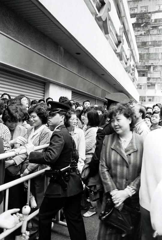 香港市民通宵排队买白银 香港市民通宵排队买白银这事儿，真是让人看到了普通人的财富
