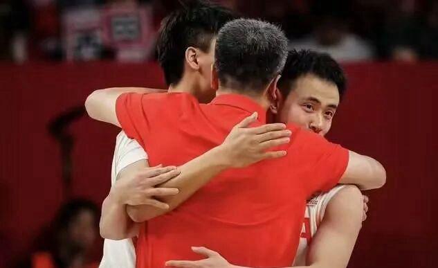 郭士强一跪，跪出中国男篮精气神

世预赛关键战，郭士强双膝跪地布置战术的画面，定