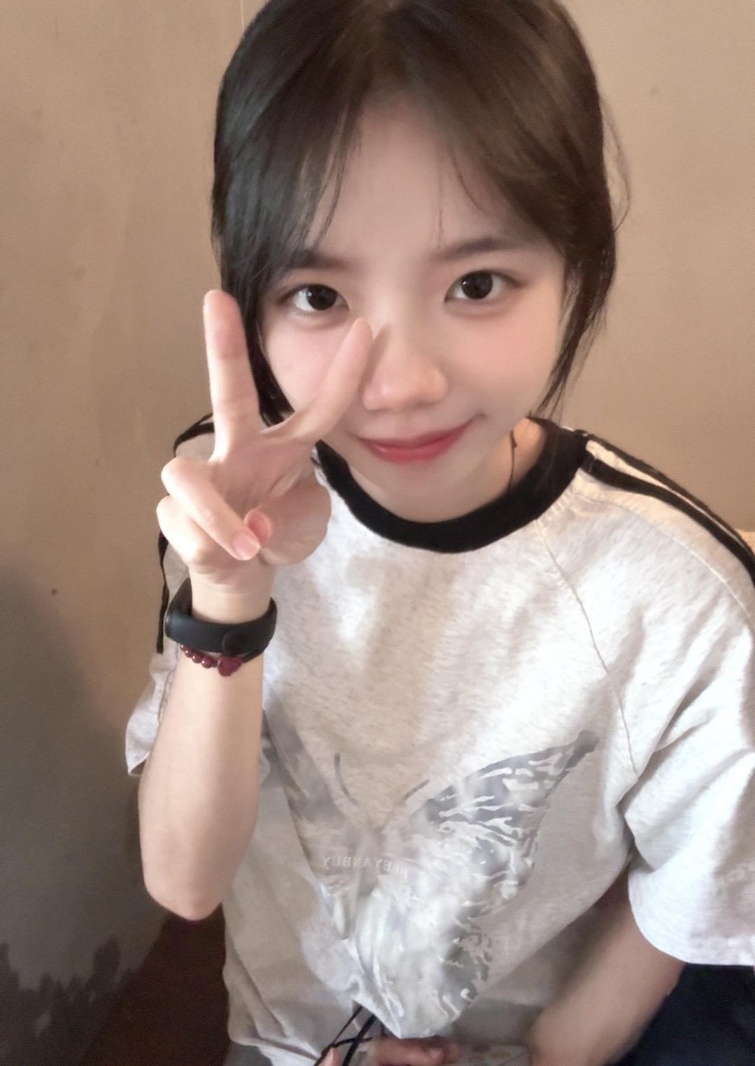 仿佛你只需静静看我一眼 就能够解读我爱你这弱点