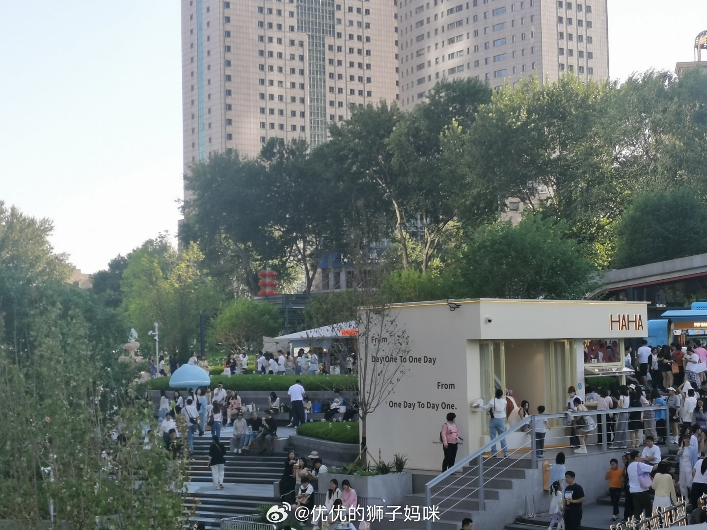 来万象城面包🍞节了，人超级多！空气里全是面包的香甜气息，各家摊位前都排着长队，