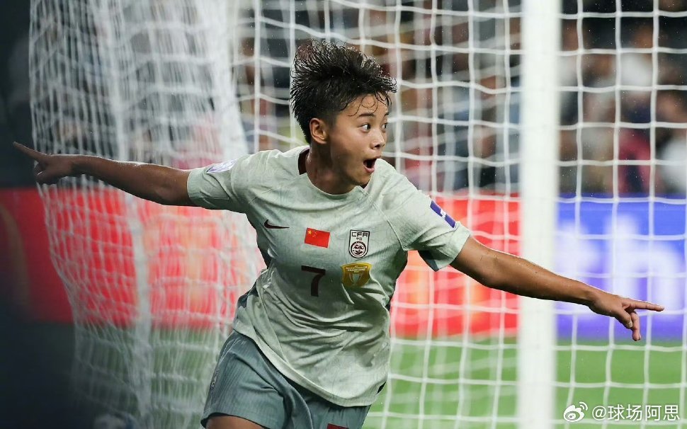 中国女足用实力诠释永不言弃绝境逆转！中国女足2-1力克朝鲜女足，陈巧珠贴地斩闪电