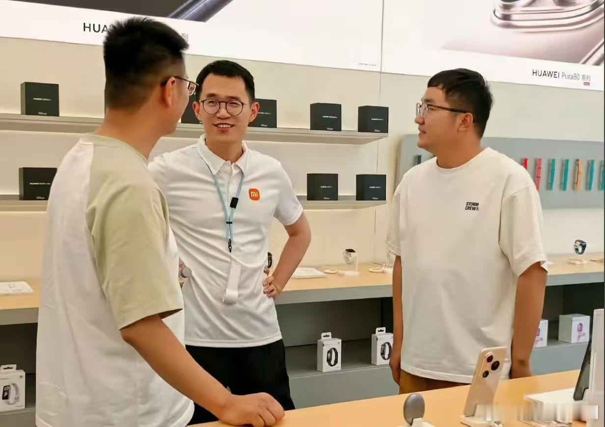 小米王腾竟然来到华为门店，调研一下新出的华为Pura80系列，听说还是在河南洛阳