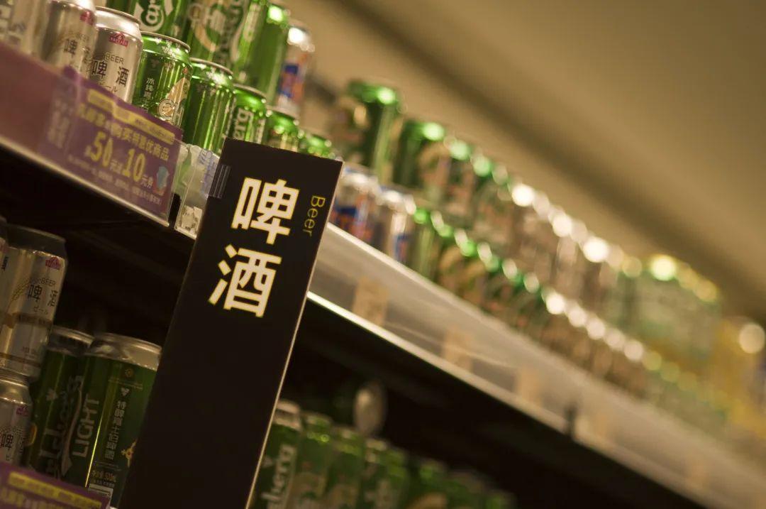卖不动了？啤酒销量一跌再跌，为啥人们如今不爱喝啤酒，背后原因残酷却很现实。



