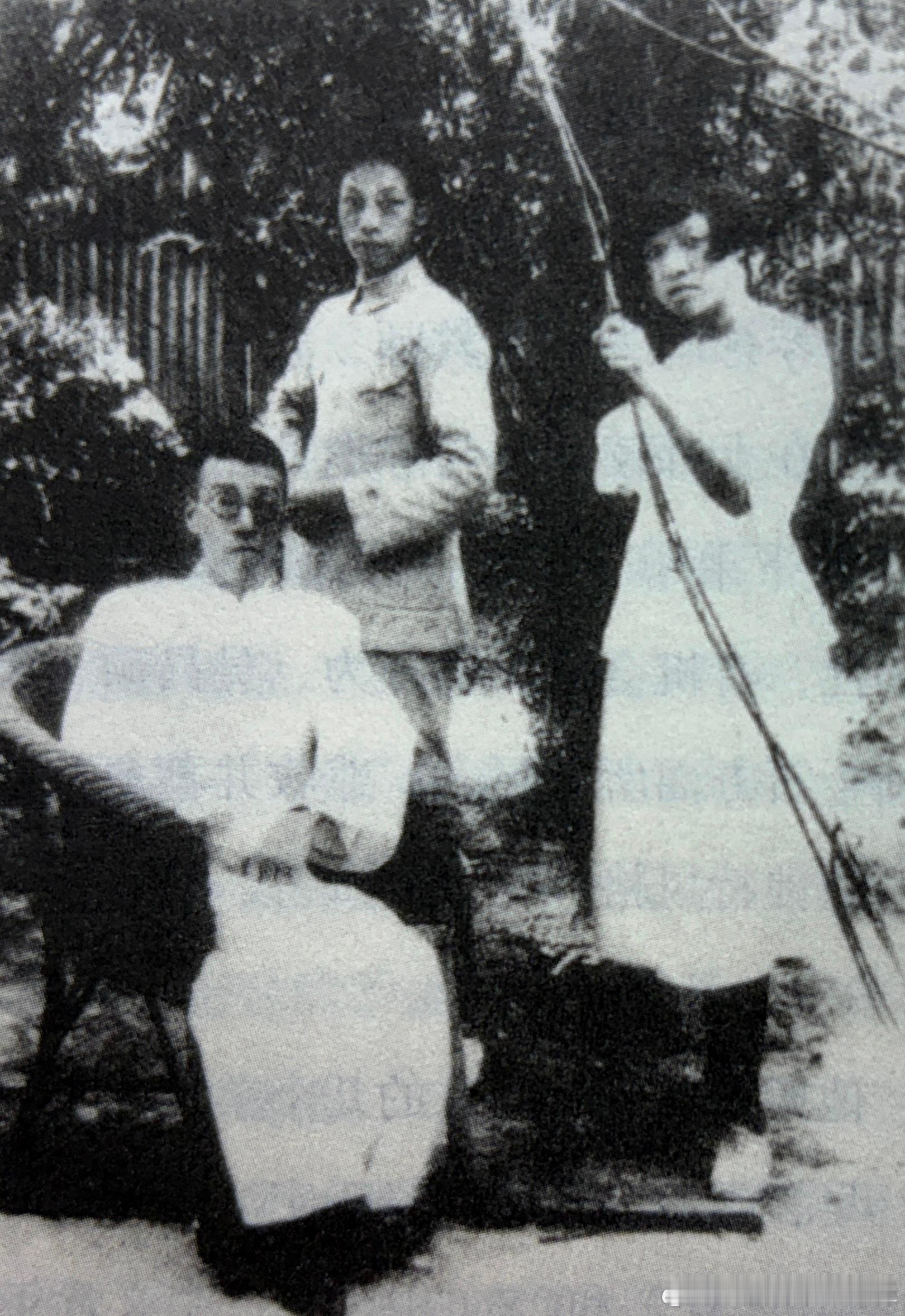 20年代沙孟海、沙文求和陈修良在“若榴书屋”前历史影像