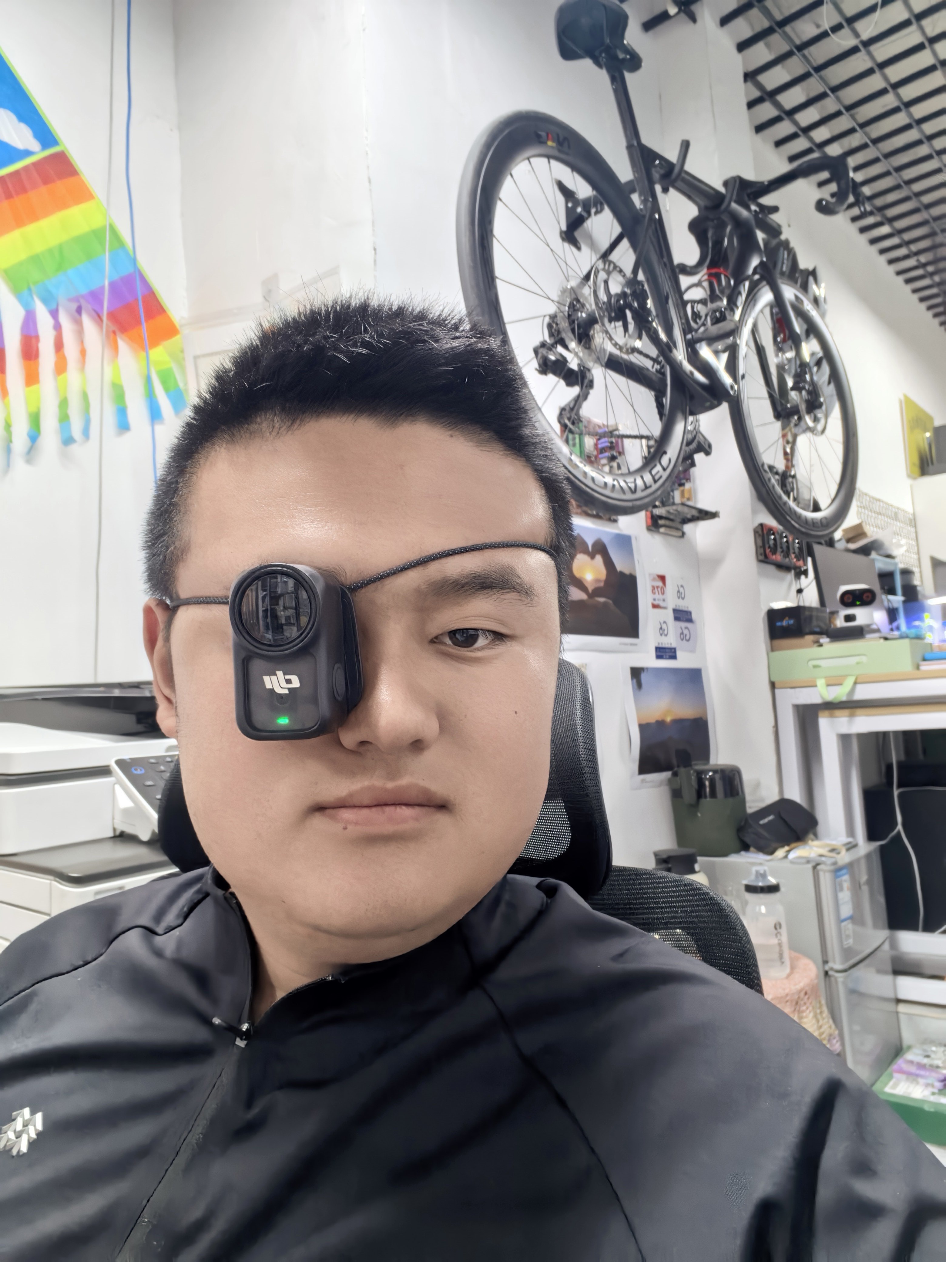 据说大疆osmo nano就得这样戴拍出来才真实，符合第一人称