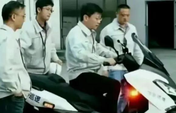 现在搞轮式交通的，你不跨个界别人都看不起你。做电摩的拼了命的要干四轮，比如小牛比