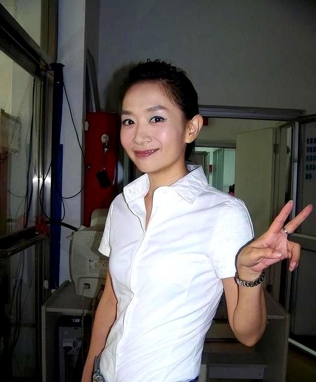 我总忘不了王芳的故事。
咳血了，擦掉补个妆就上台；生孩子，自己开车去医院。
她好