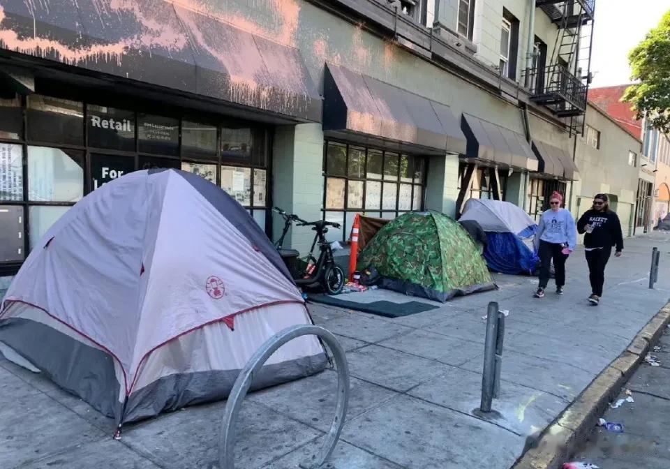 帐篷去哪儿了？美国要在旧金山办APEC，街道焕然一新，之前的街道污垢成片，甚至有