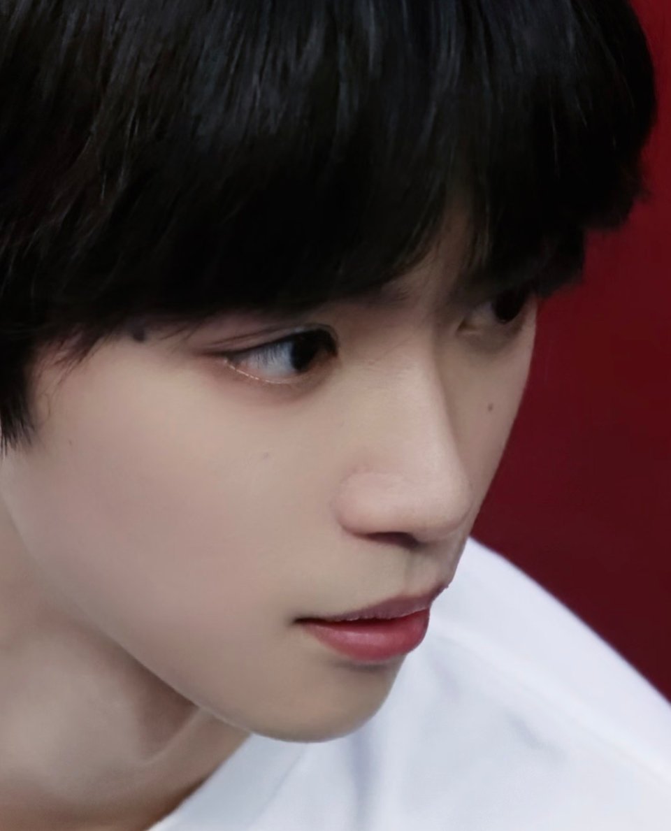 是化了眼线吗，还是因为眼睛太大睫毛长自带的妆感 