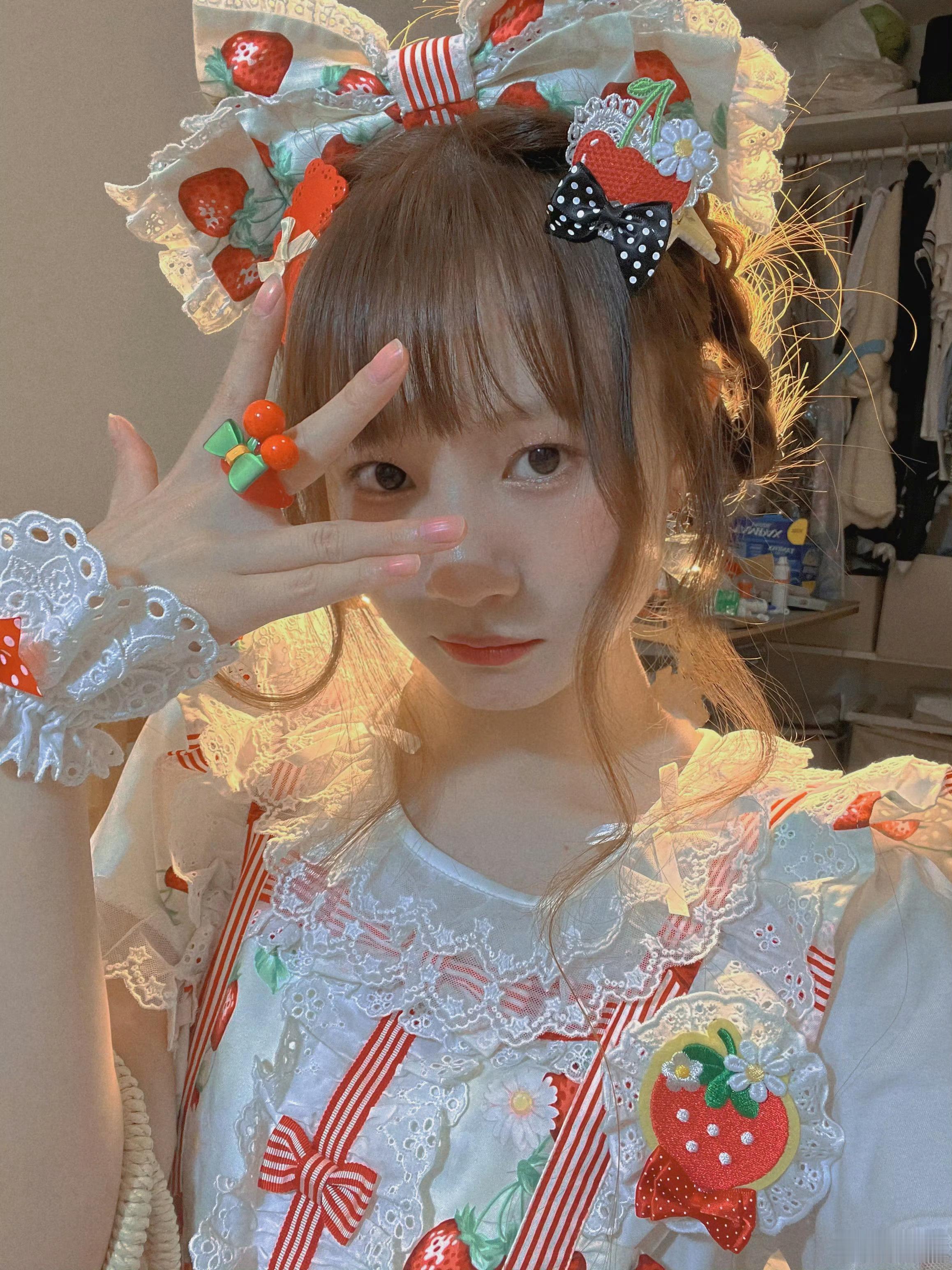 我看谁还敢说我买小裙子是不务正业明天去三亚在想要不要穿小裙子，找出来几件，一搜价