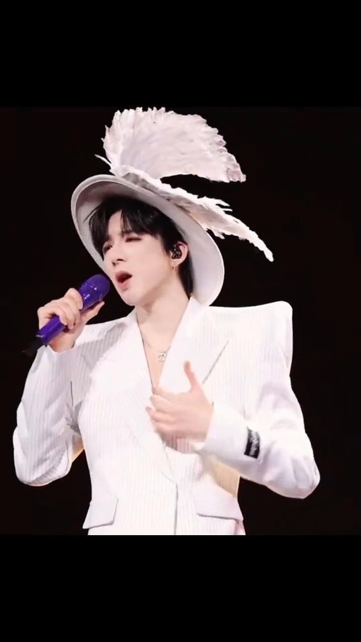 刘宇宁成都演唱会直拍。
不然算了吧。