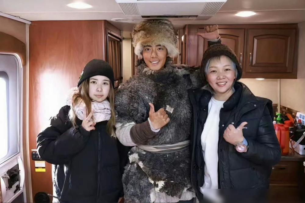 肖战的身高，可能才是内娱最大的骗局。  他自己咬死183.6cm，甚至自嘲自取其