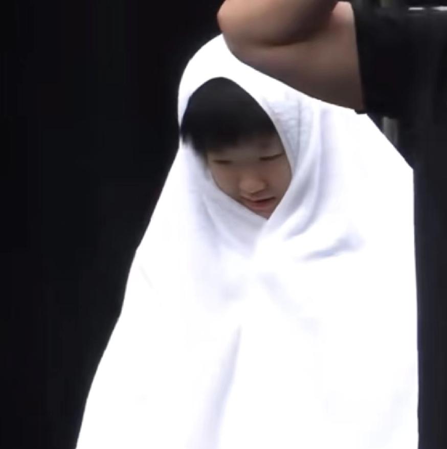 论毛巾的用法，
莎莎数第一没人敢数第二，
当围巾、当裙子、当头巾、擦汗，
真是用