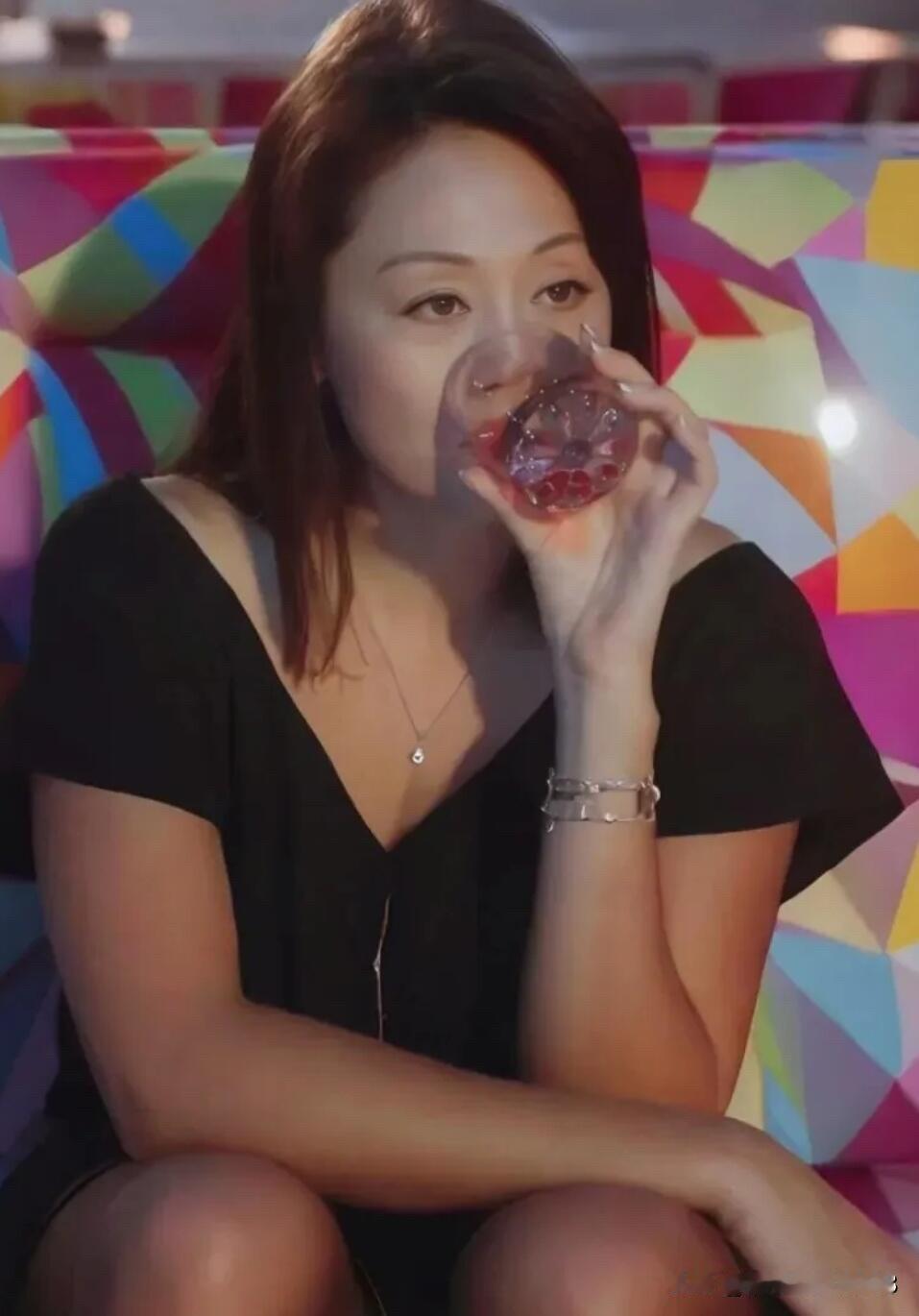 这个女演员皮肤黝黑，不是传统意义上的那种肤白貌美的大美女，但她的身材很好，凹凸有