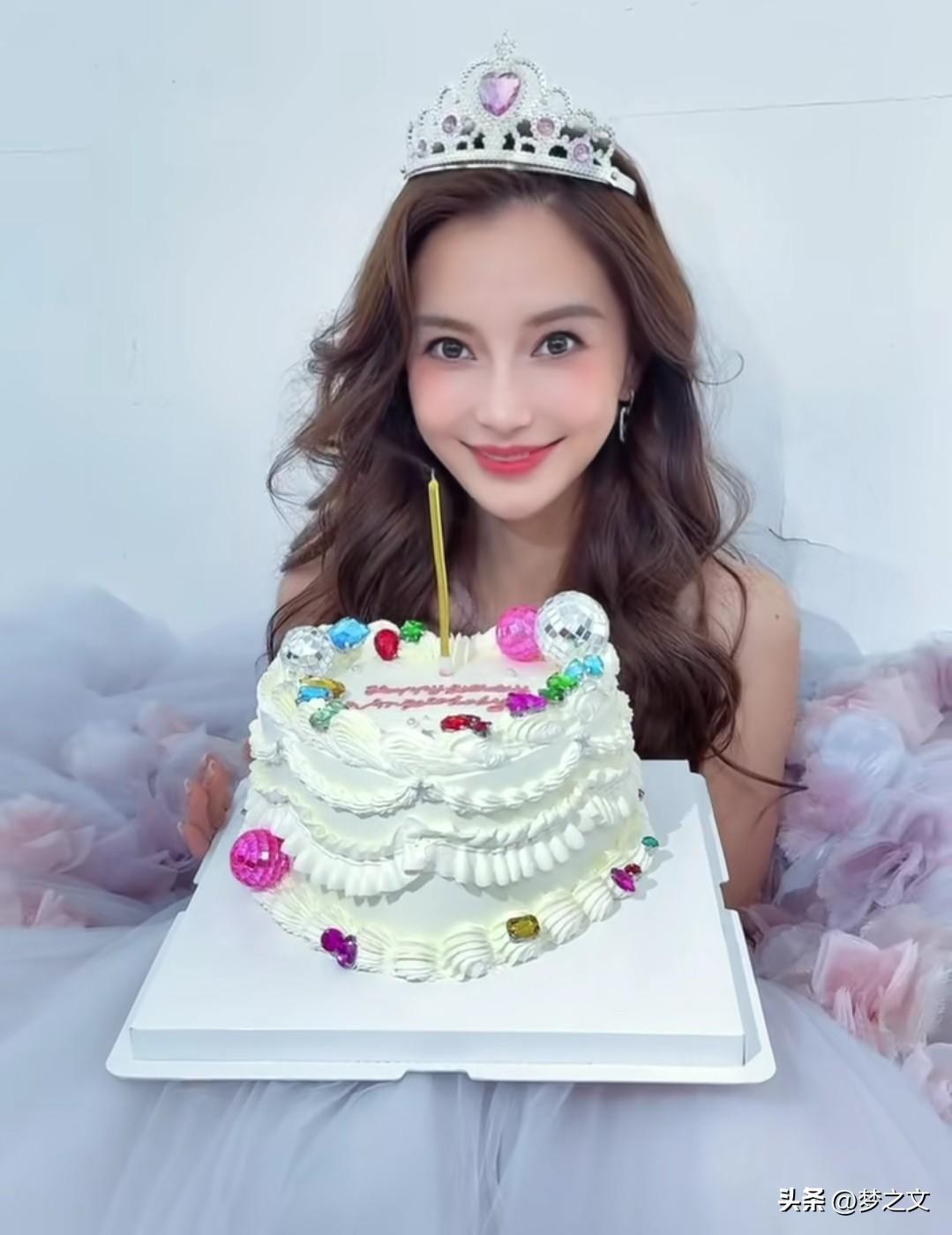 原来过生日也那么美，杨颖今天生日哦，太漂亮了，说实话这个时候我希望黄晓明出现给她