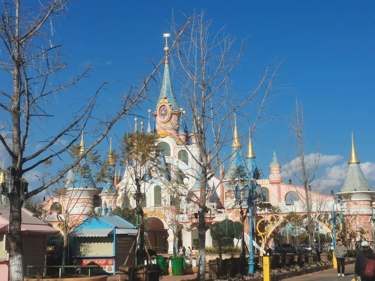 地段还是太偏僻了，这个以前蓝光地产在昆明投资最后也烂尾收场的项目，自从去年被昆明