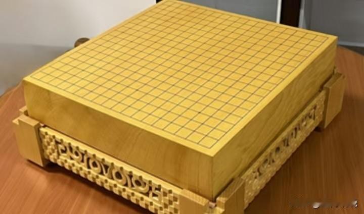 李在明选择了具有象征意义的---榧树围棋盘与螺钿漆器圆形托盘作为国礼。


这是