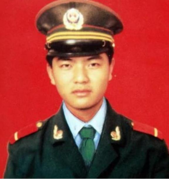 1992年10月，一武警战士独自押送四名不法分子回中队。突然，一个歹徒冲上来死死