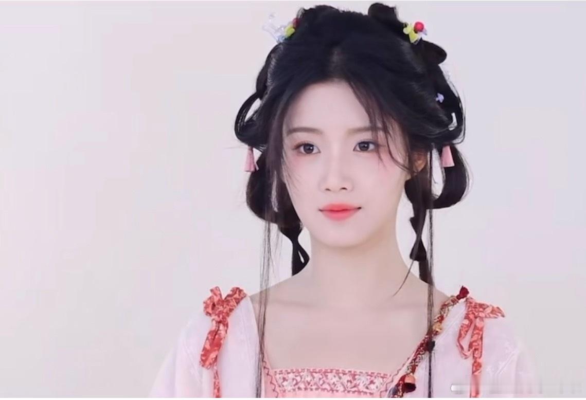 卢昱晓这个发型好少女！！！ ​​​