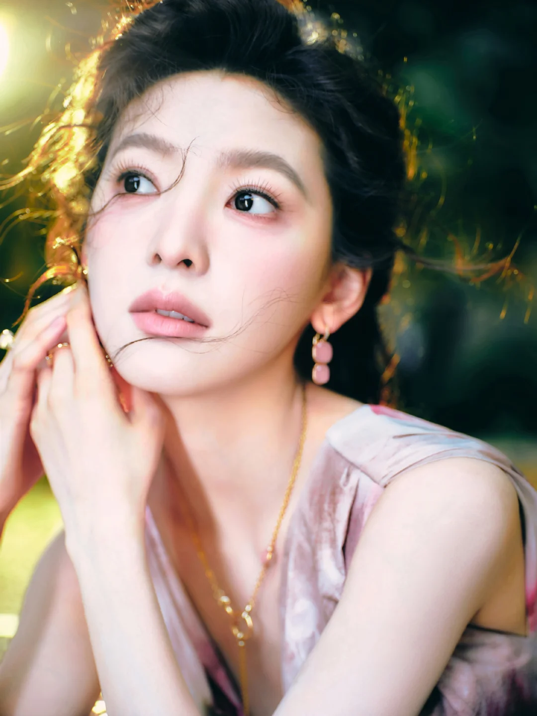 章若楠身穿 Elie Saab 2026 秋冬成衣系列闭秀 Look ...