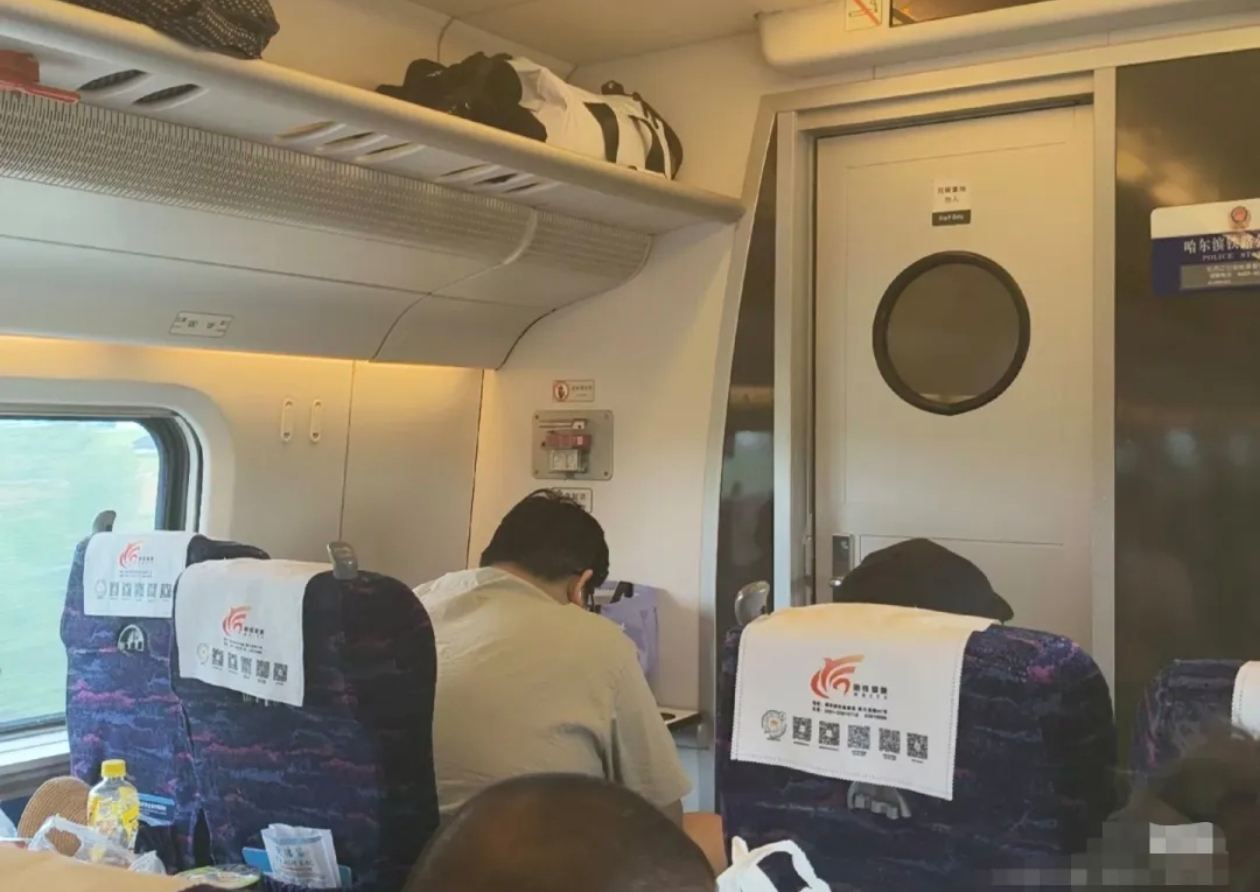 坐高铁遇400斤邻座12306不该甩锅先不说像400斤这样的极端情况，要是二等座