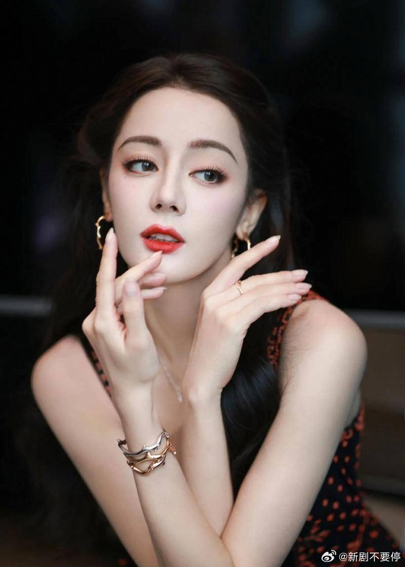 曝迪丽热巴滞留迪拜原因热巴滞留系不可抗力：抵达迪拜后当地航班全面停飞，无法前往时