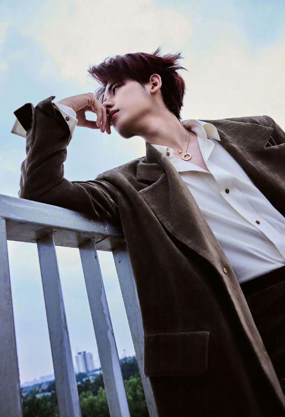 胡先煦我勒个大V被胡先煦下颚线割伤 胡先煦的搞笑总让人忽视他的脸是真的帅啊啊啊啊